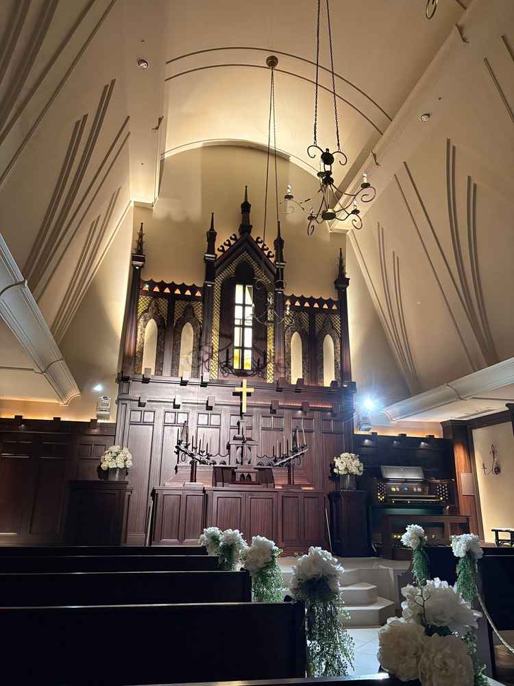 少し照明を落とした状態のチャペル。バージンロード横の装花は、当日は1輪だけさすとのことだった。