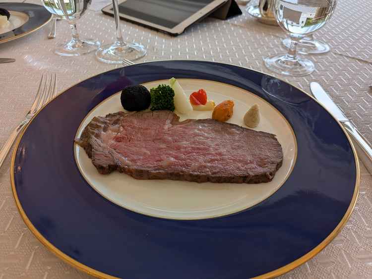 ニューオータニ名物のローストビーフです！霜降り肉を使用されているとウェイターさんが教えてくれました。