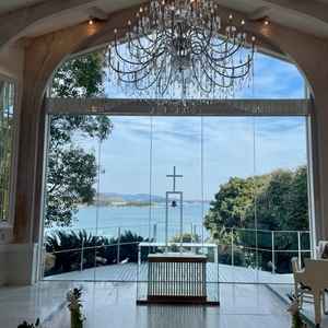 チャペルでは大きなガラスの向こうに浜名湖を一望できるようになっており、白を基調としていて綺麗でした。