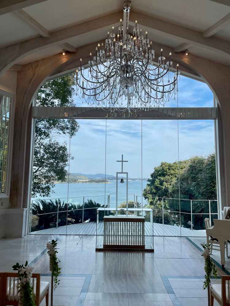 チャペルでは大きなガラスの向こうに浜名湖を一望できるようになっており、白を基調としていて綺麗でした。