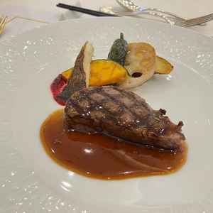 試食会でのお肉のメイン料理。何件か式場見学を回った中で、1番お肉が柔らかく美味しかった。