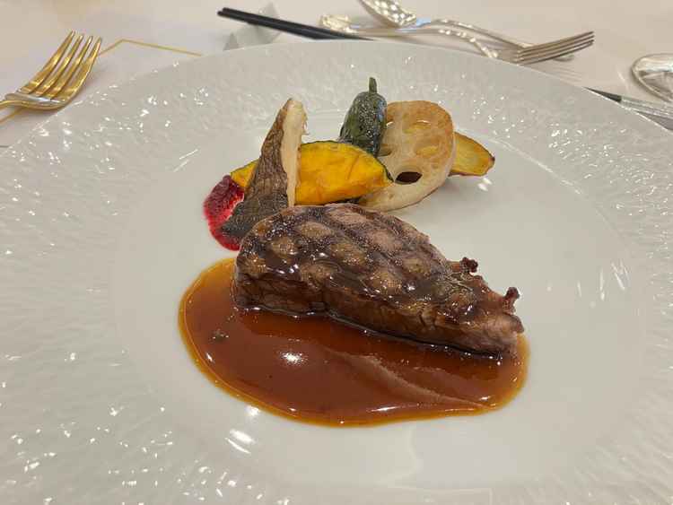 試食会でのお肉のメイン料理。何件か式場見学を回った中で、1番お肉が柔らかく美味しかった。