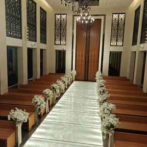 チャペルの入り口側。光輝くバージンロードが非常に綺麗でした。