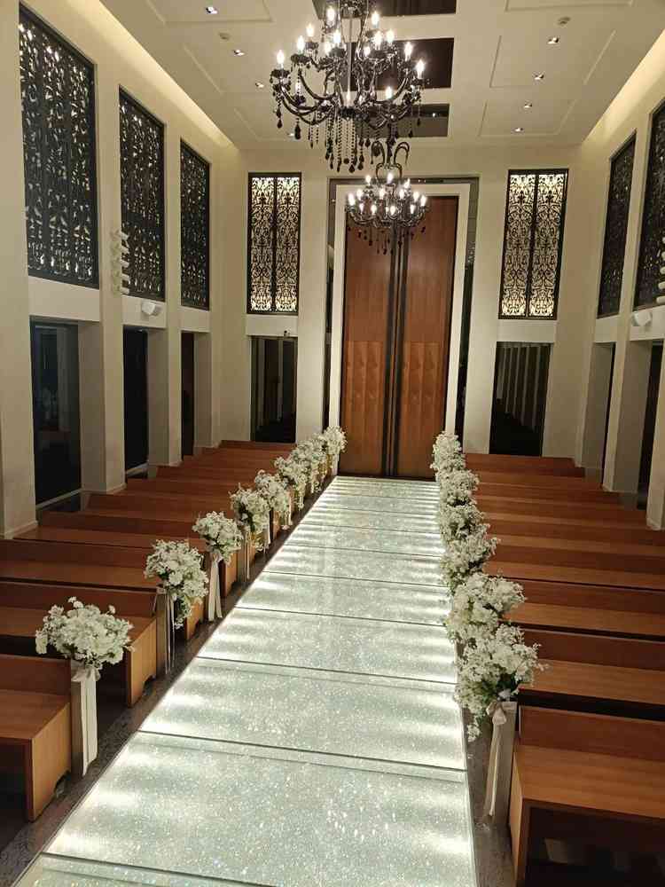 チャペルの入り口側。光輝くバージンロードが非常に綺麗でした。