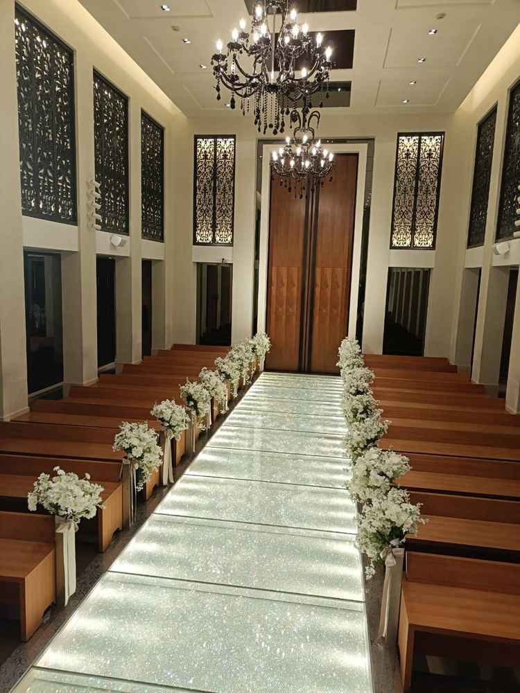 チャペルの入り口側。光輝くバージンロードが非常に綺麗でした。