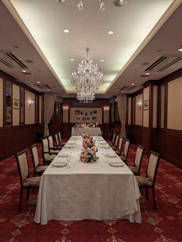 地下一階、会食会場の写真。隣がキッチンでお料理に対するこだわりを感じました。