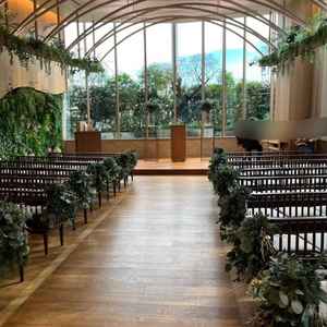 バージンロードは短く、後ろの席からもよく見える。正面の奥はガラスで木が植えてありとても綺麗。