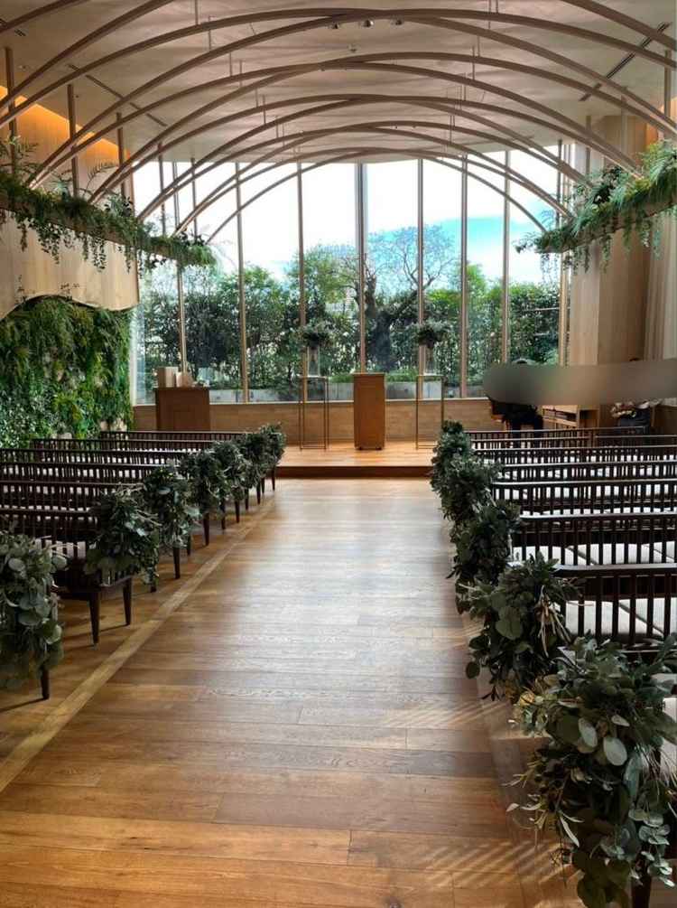 バージンロードは短く、後ろの席からもよく見える。正面の奥はガラスで木が植えてありとても綺麗。