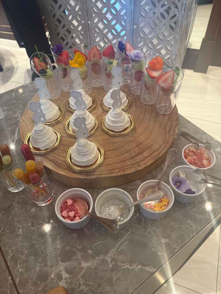 ドレスにソースなどでデコレーション出来るケーキは、とても可愛くワクワクさせてもらいました。