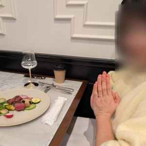 試食でいただいたお肉を食べる妻