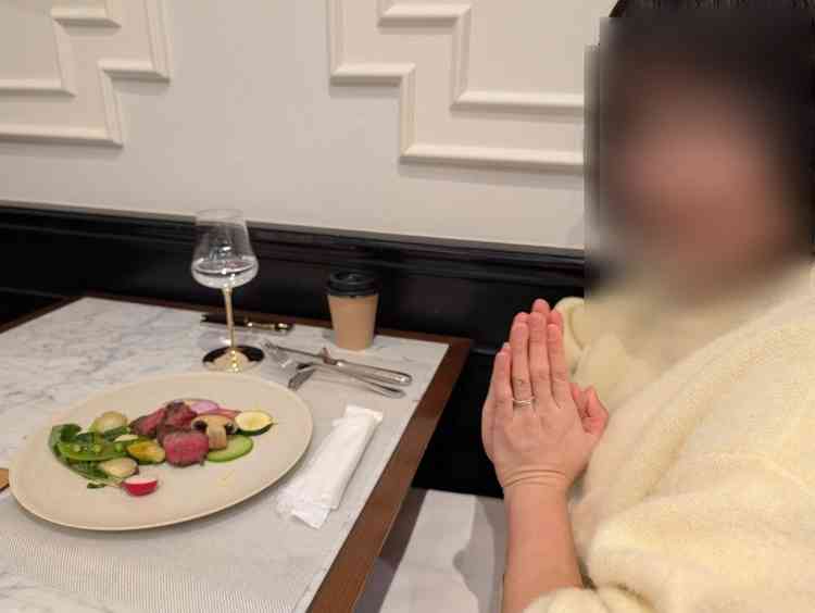 試食でいただいたお肉を食べる妻