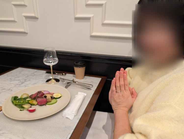 試食でいただいたお肉を食べる妻