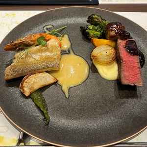 メインディッシュの写真。牛フィレ、フォアグラ、魚（鱈）と贅沢使い。日本人好みの味付けです。