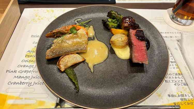 メインディッシュの写真。牛フィレ、フォアグラ、魚（鱈）と贅沢使い。日本人好みの味付けです。