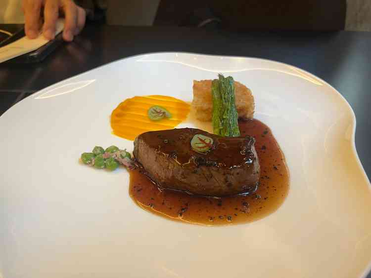 牛フィレ肉の試食をいただきました。とても美味しく、安めのコースのお肉と伺い驚きました。