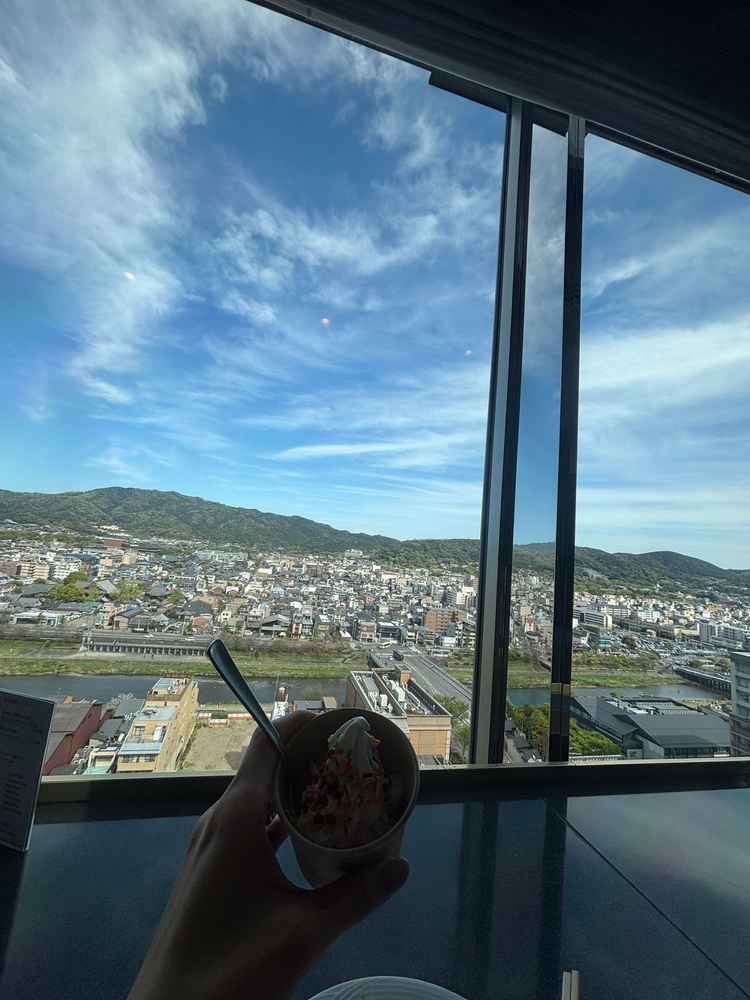 17階レストラン。同階の披露宴会場の反対側に位置しており、景色に感動しながら美味しい食事をいただける