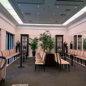 親族待合室として使用できる部屋。広々としており、大きな窓からは緑が見えます。