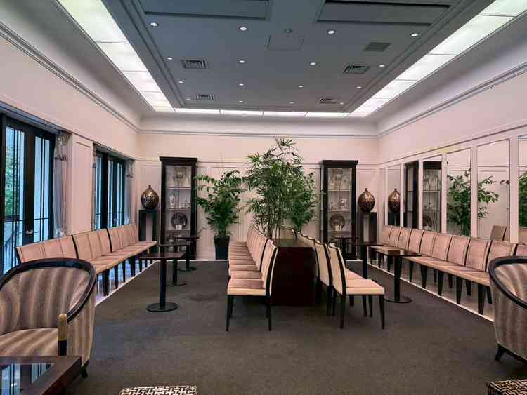 親族待合室として使用できる部屋。広々としており、大きな窓からは緑が見えます。