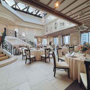 30〜40名の披露宴会場です！階段があって演出的にも面白い！天井から差し込む光も明るくて素敵！