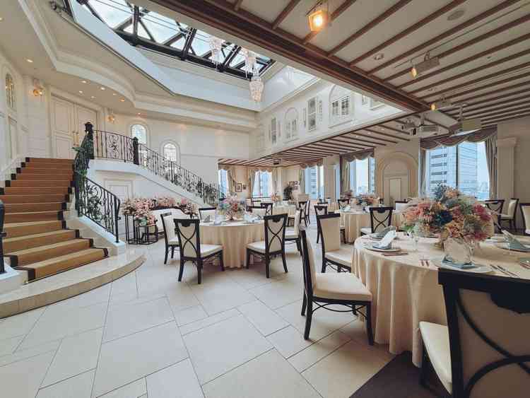 30〜40名の披露宴会場です！階段があって演出的にも面白い！天井から差し込む光も明るくて素敵！