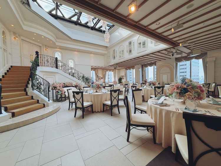 30〜40名の披露宴会場です！階段があって演出的にも面白い！天井から差し込む光も明るくて素敵！