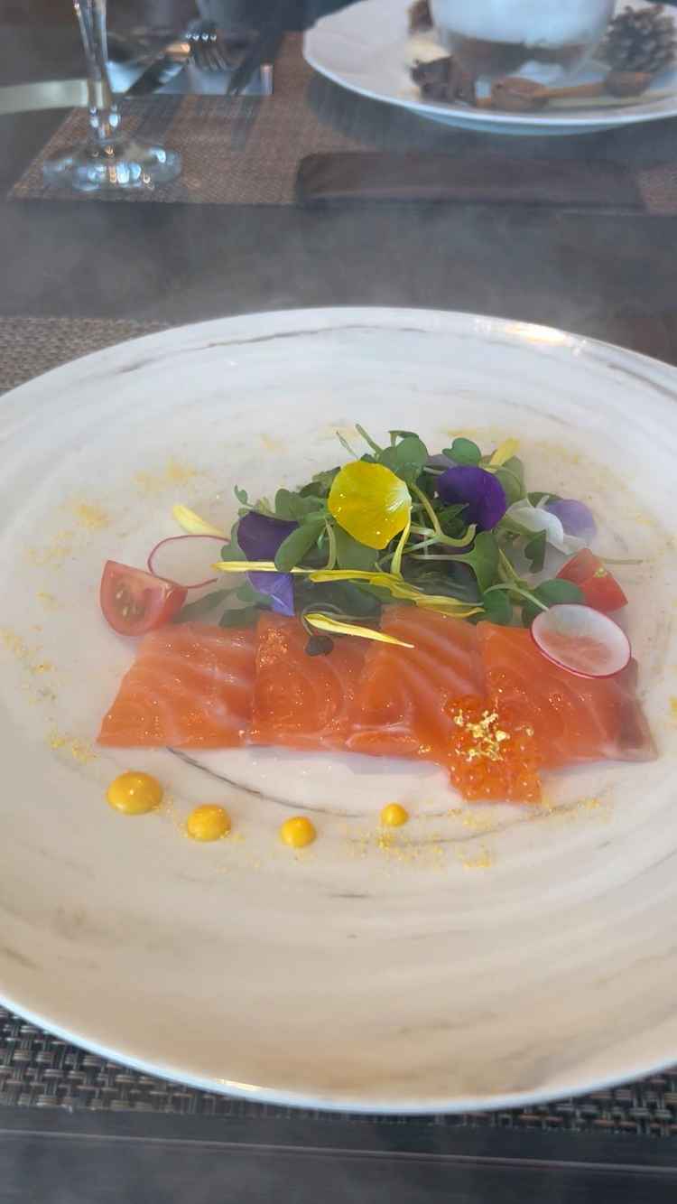 試食した料理の前菜の一つ。目の前でスモークを広げる演出が良かった。