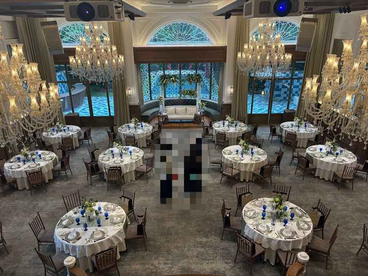 ガーデンスイートという宴会場。60-70名でも広すぎず狭すぎず、外にはプールも完備。