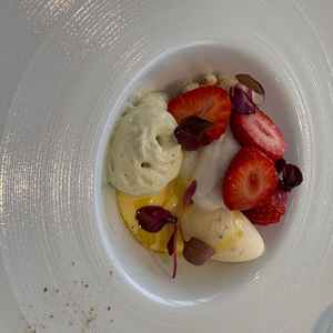 デザートがすごくクリーミーな豆腐のムースとスパイシーなアイス等珍しい組み合わせで楽しく食べれました