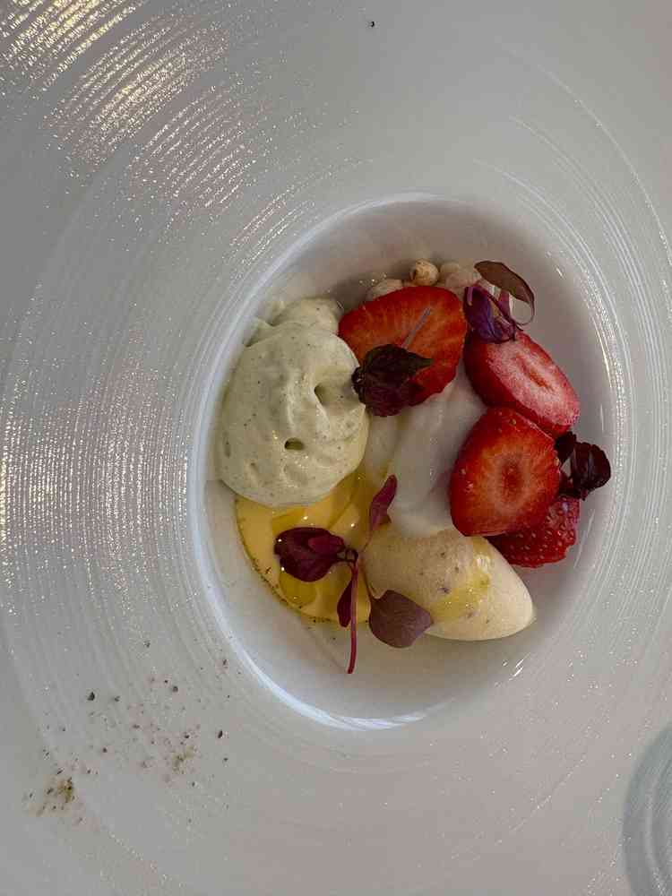デザートがすごくクリーミーな豆腐のムースとスパイシーなアイス等珍しい組み合わせで楽しく食べれました