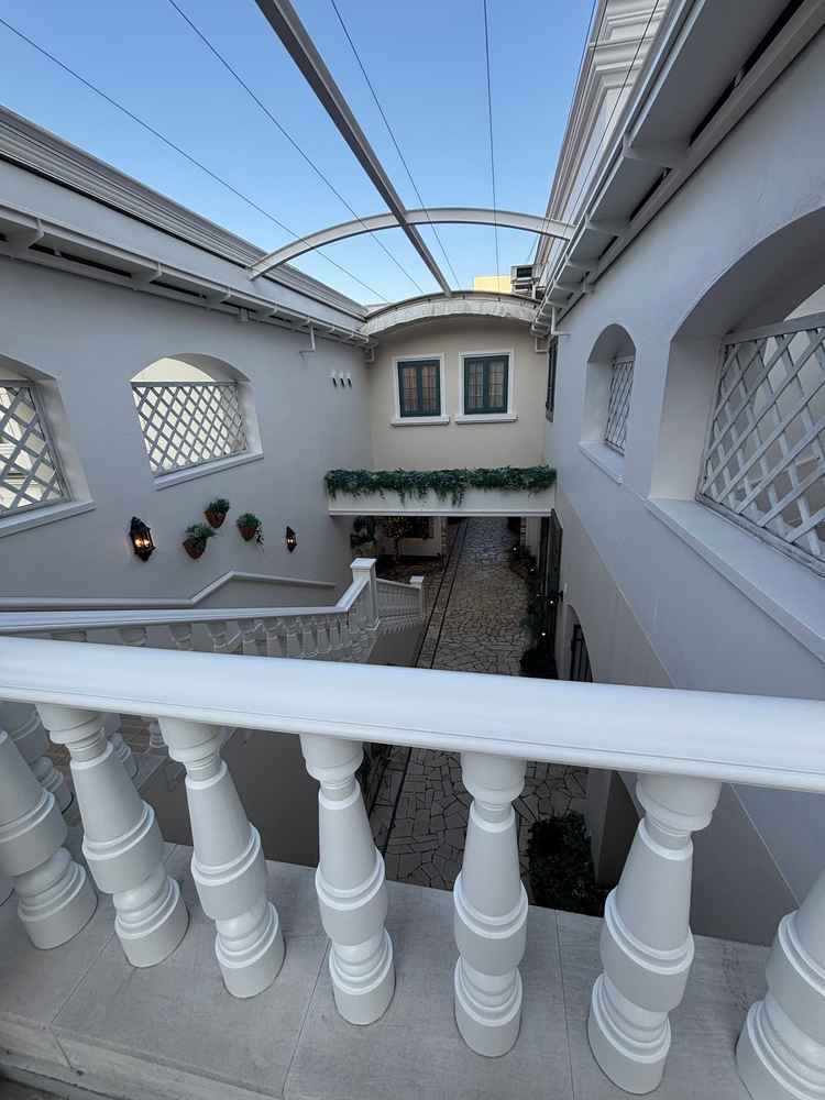 チャペルから披露宴会場への道。西洋風の街並み。