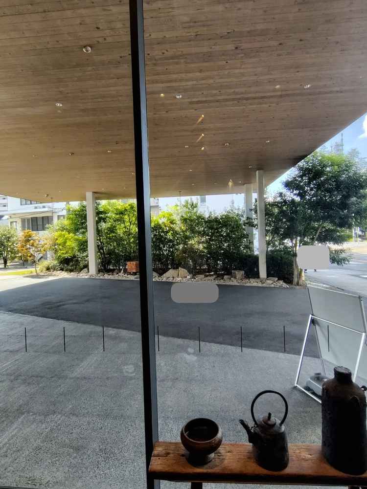 正面玄関の前に式場の特色でもある木で施された屋根がありました。天候がよくない日でも安心できます。