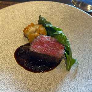 メイン料理。赤ワインソースには金山寺味噌が使われており、付け合わせの野菜は京野菜がふんだんに使われて