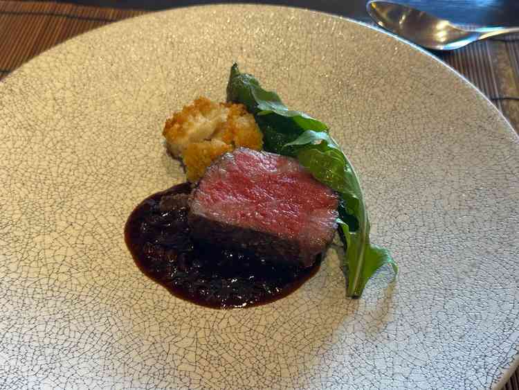 メイン料理。赤ワインソースには金山寺味噌が使われており、付け合わせの野菜は京野菜がふんだんに使われて