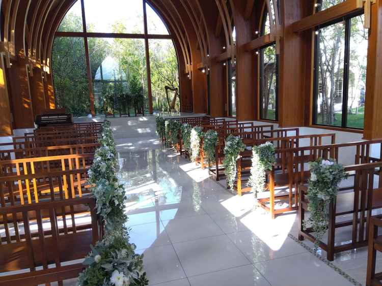 木のチャペルの中。光が差し込んで暖かい雰囲気。