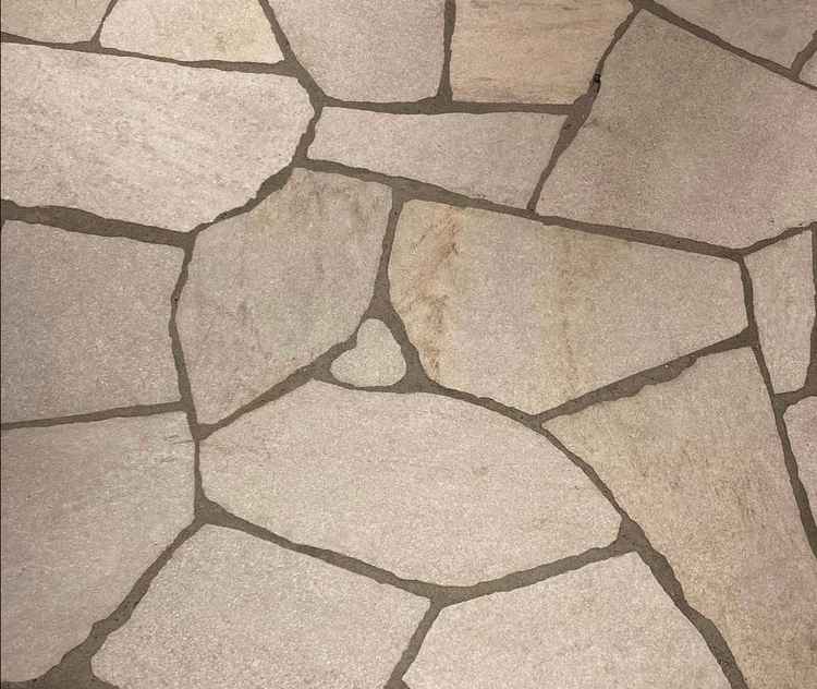 チャペルの床にハートの模様があり可愛かった。どの部屋もそのままで比較的豪華に見え魅力的だった