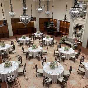 ザ披露宴会場という感じで、シャンデリアが煌びやかでクラシカルな雰囲気が素敵でした。