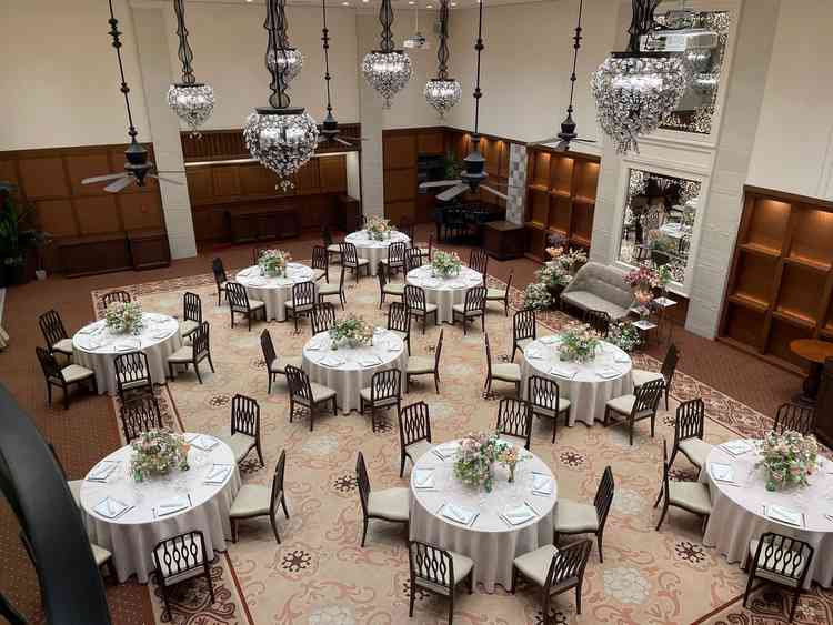 ザ披露宴会場という感じで、シャンデリアが煌びやかでクラシカルな雰囲気が素敵でした。