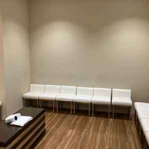 親族待機室。待機室でムービーが流せるのは演出として非常に良い。