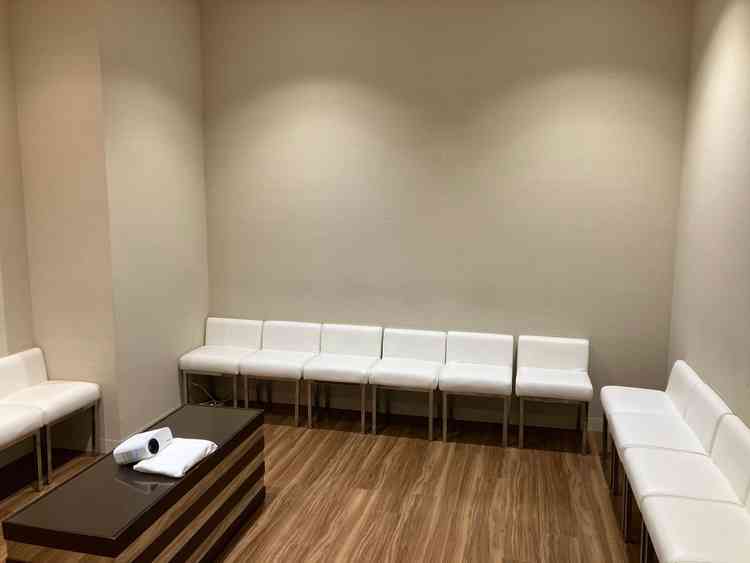 親族待機室。待機室でムービーが流せるのは演出として非常に良い。