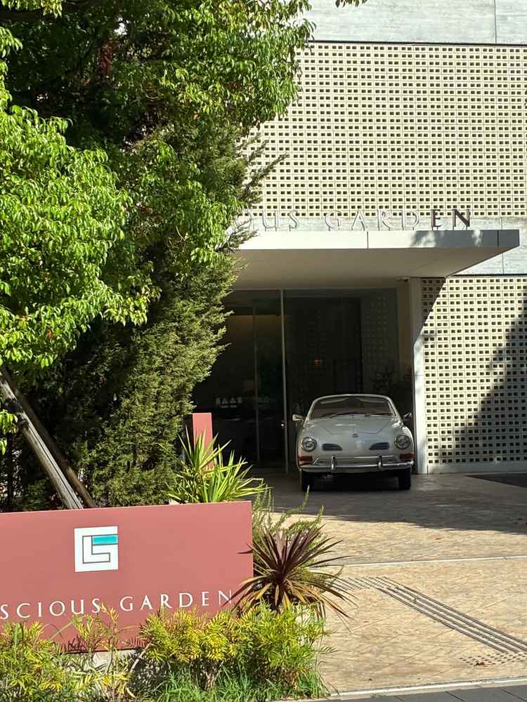 自然を感じれる良い場所にあり、この車も披露宴の際に実際に乗ることができるのも魅力的でした。