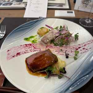 メイン料理。肉は国産で柔らか。魚はタイ。どちらも和のテイストを加えて食べやすかったです。