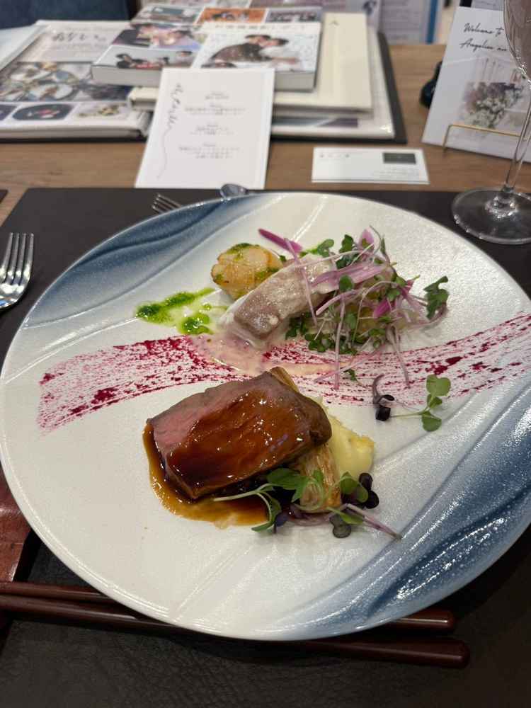 メイン料理。肉は国産で柔らか。魚はタイ。どちらも和のテイストを加えて食べやすかったです。