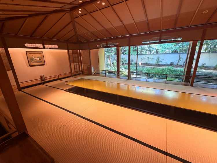 挙式を行う会場で長机と庭が印象的でした。