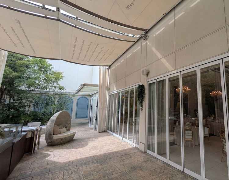 披露宴会場からガーデンへシームレスに移動可能です。デザートビュッフェなど楽しそうです。