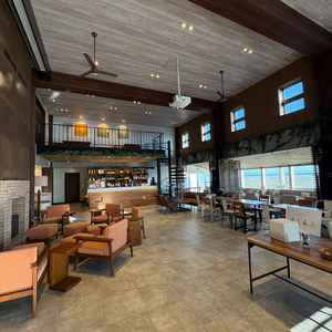 待合のロビーは広々していてお洒落です。ウェルカムパーティーをしたりデザートビュッフェもできます。