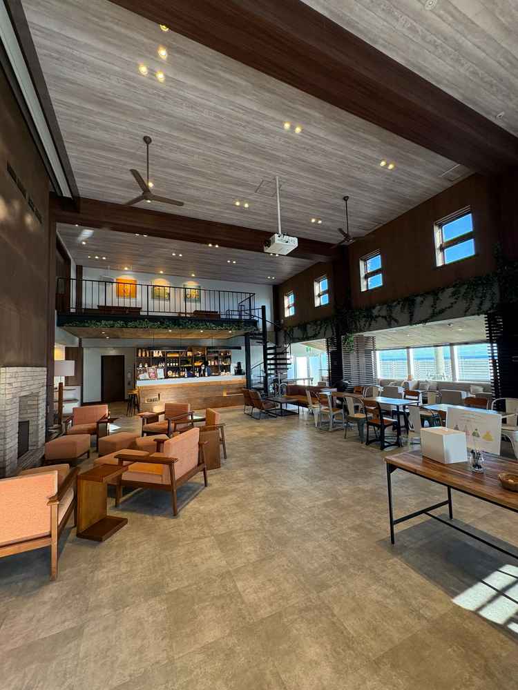 待合のロビーは広々していてお洒落です。ウェルカムパーティーをしたりデザートビュッフェもできます。