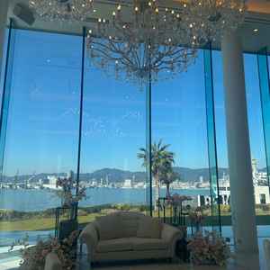 披露宴会場の写真。メイン席の後ろが海で、写真映えし、とても素敵でした。