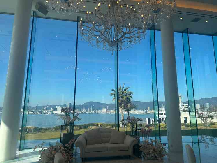 披露宴会場の写真。メイン席の後ろが海で、写真映えし、とても素敵でした。