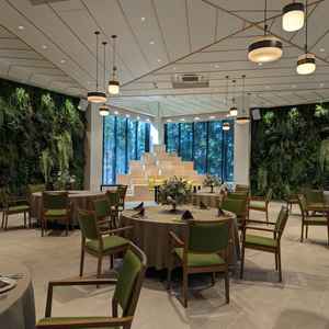 緑が溢れる会場です。奥の段にはお花や好きなものを飾って華やかにできます。