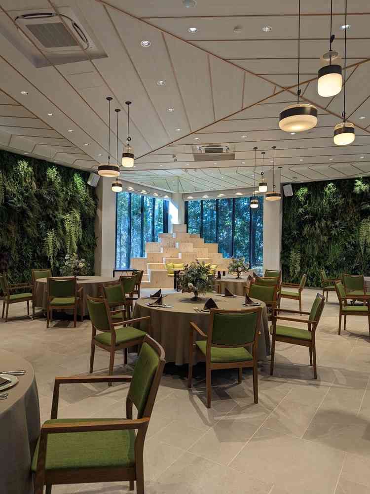 緑が溢れる会場です。奥の段にはお花や好きなものを飾って華やかにできます。